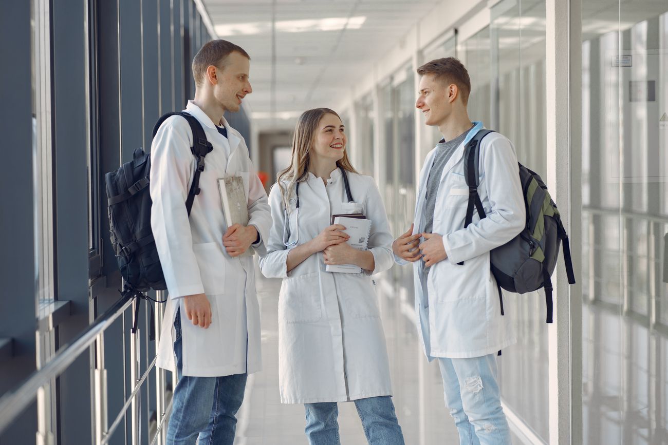 Internationales medizinisches Team im Krankenhaus