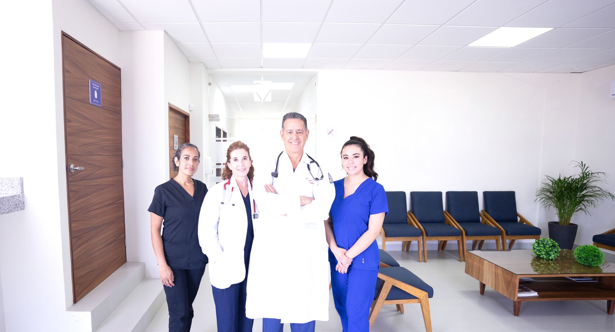 Medizinisches Team in einer hellen, modernen Klinik