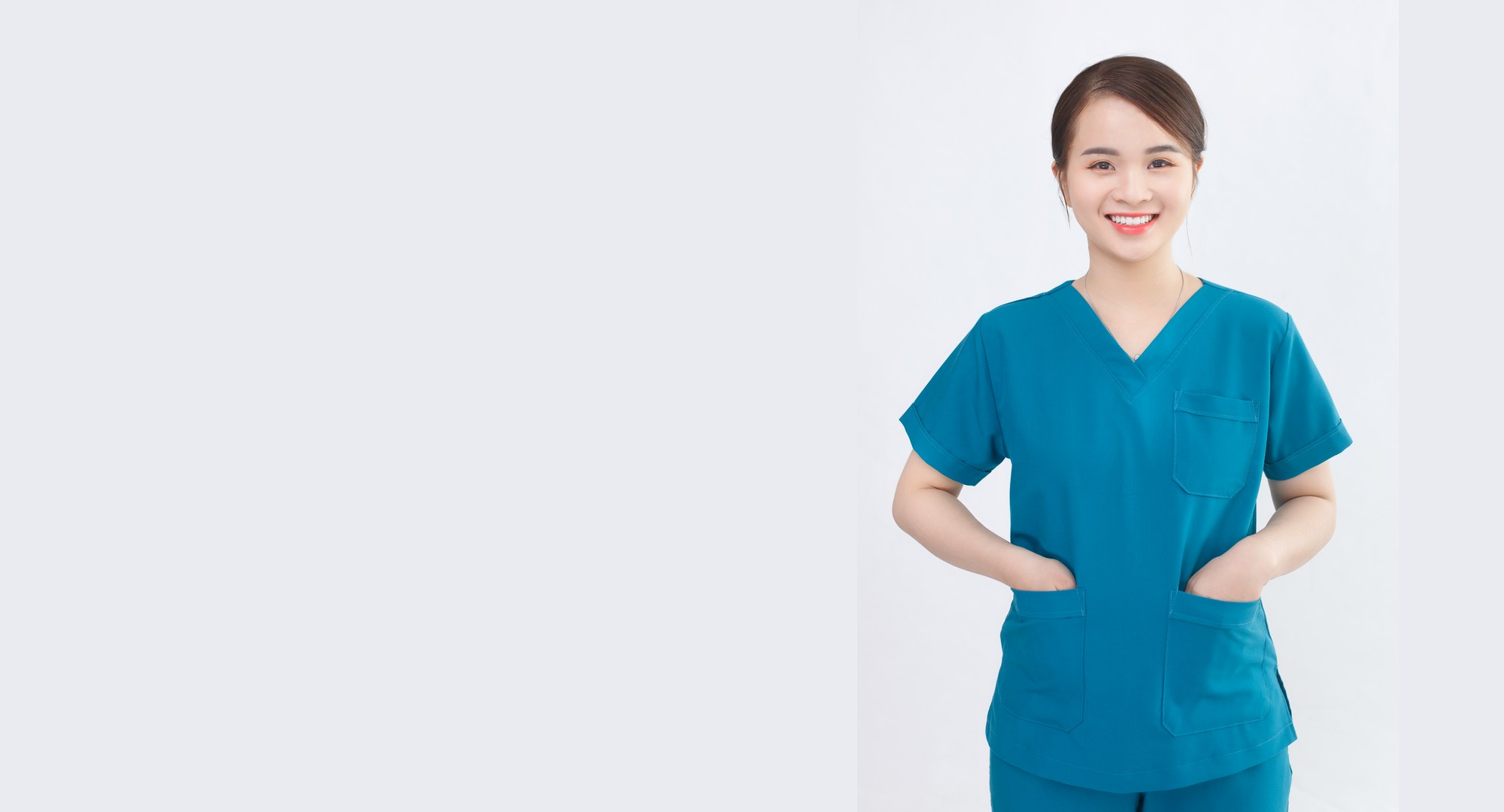 Enfermera con uniforme de trabajo