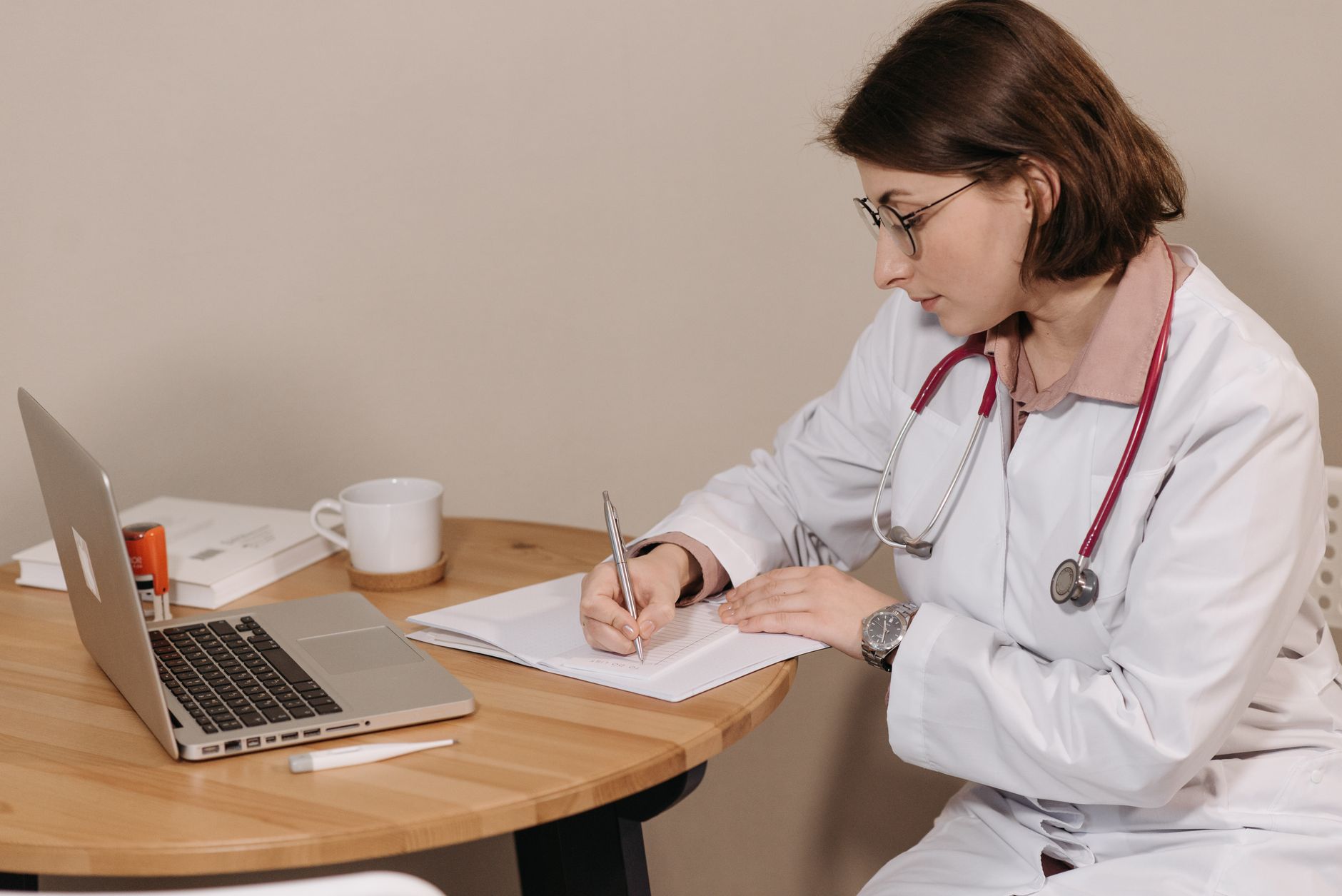 Médica estudiando alemán en la clínica