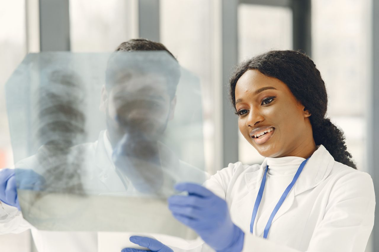 Médica observa una radiografía a contraluz