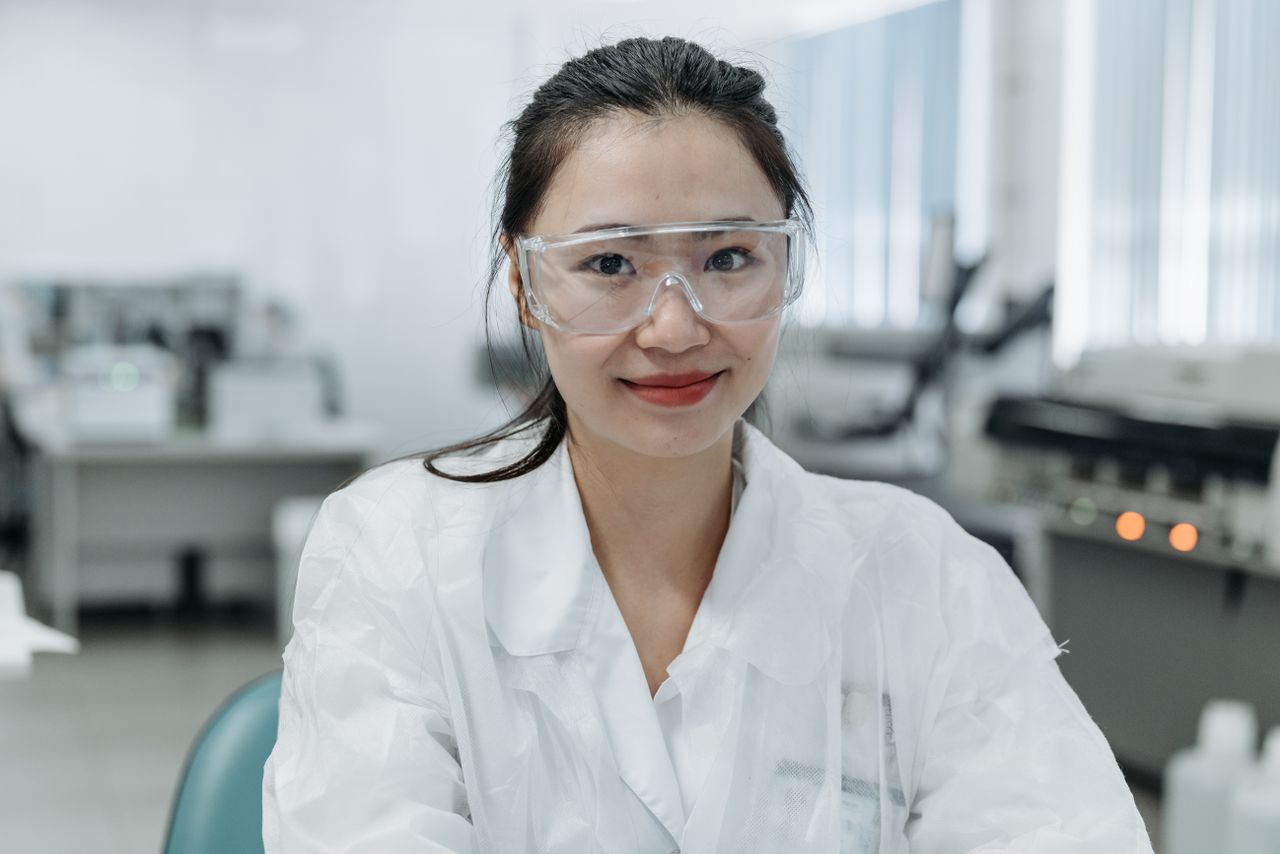 Técnica de laboratorio con gafas de protección