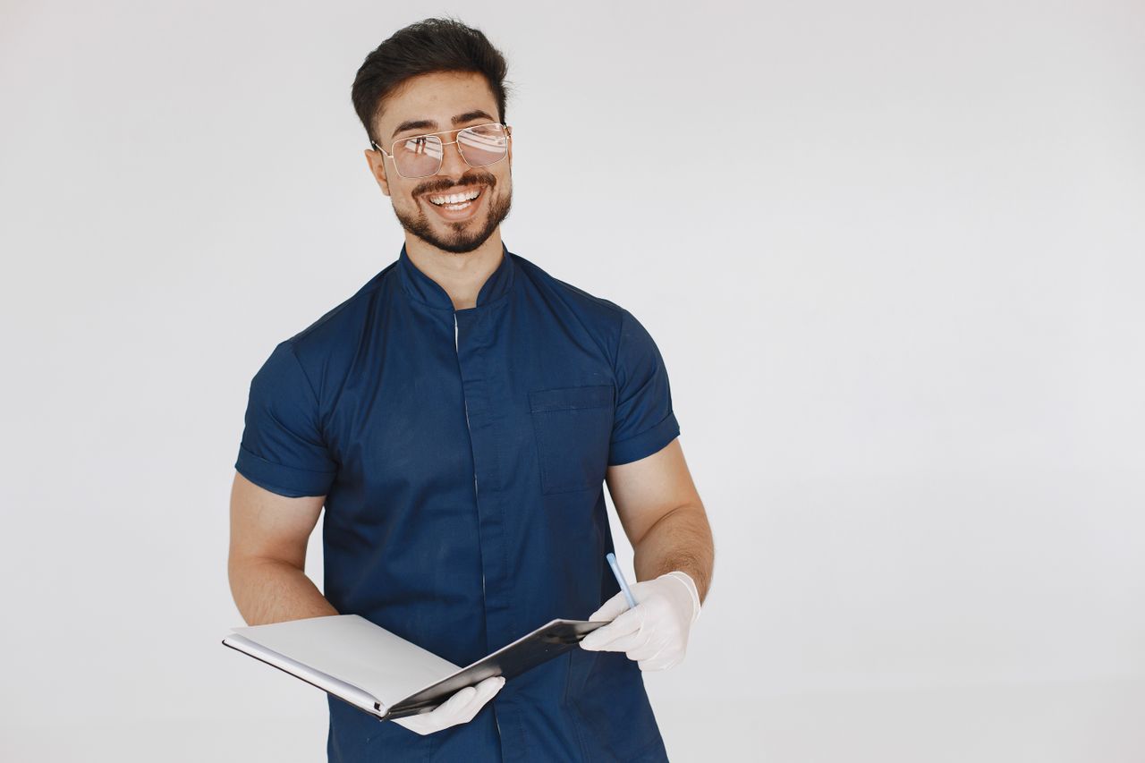 Profesional sanitario con documentación