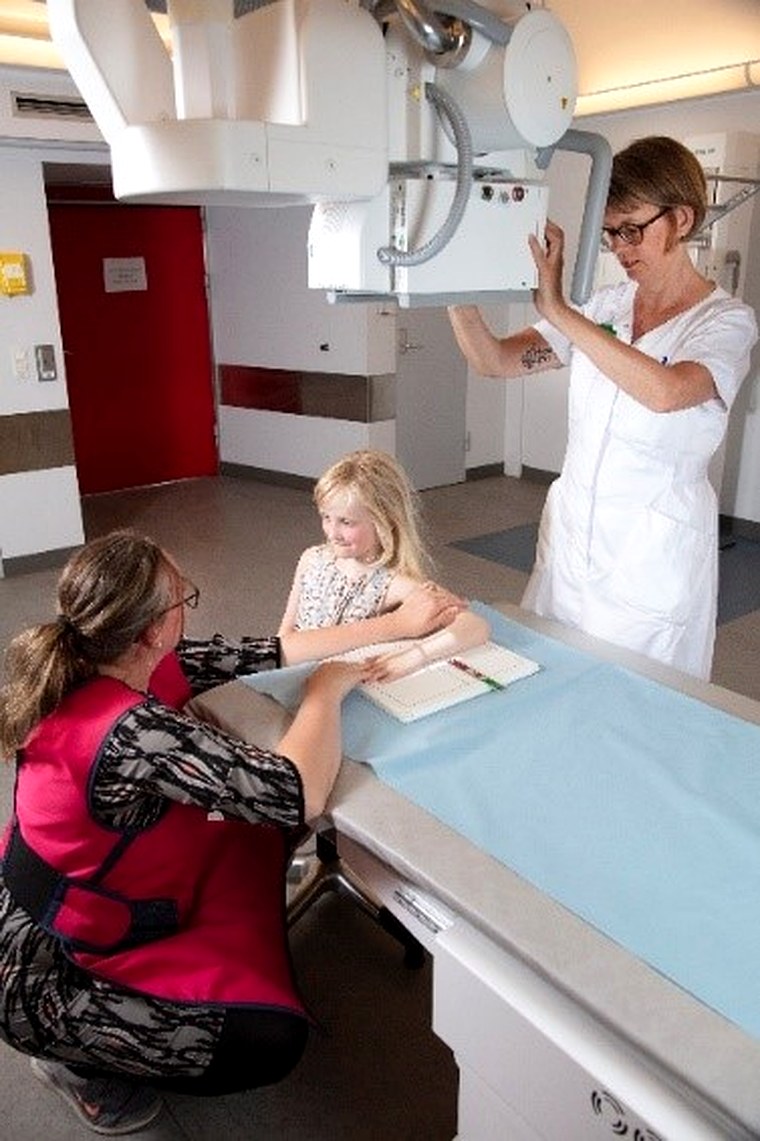 Niña acompañada en radiología