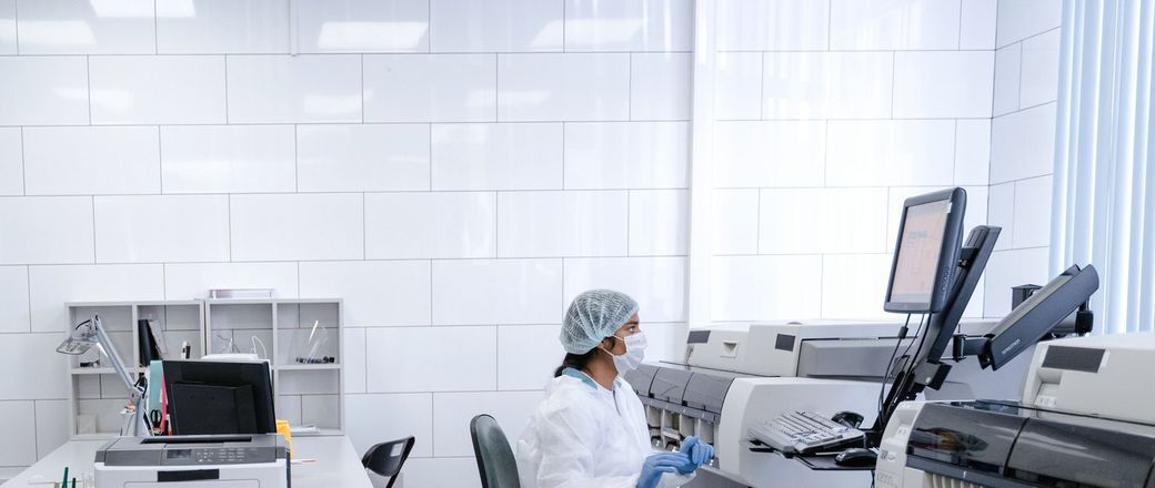 Laboratory technologist working at an analyser