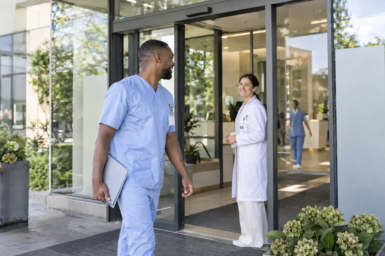 Llegada de un médico al hospital