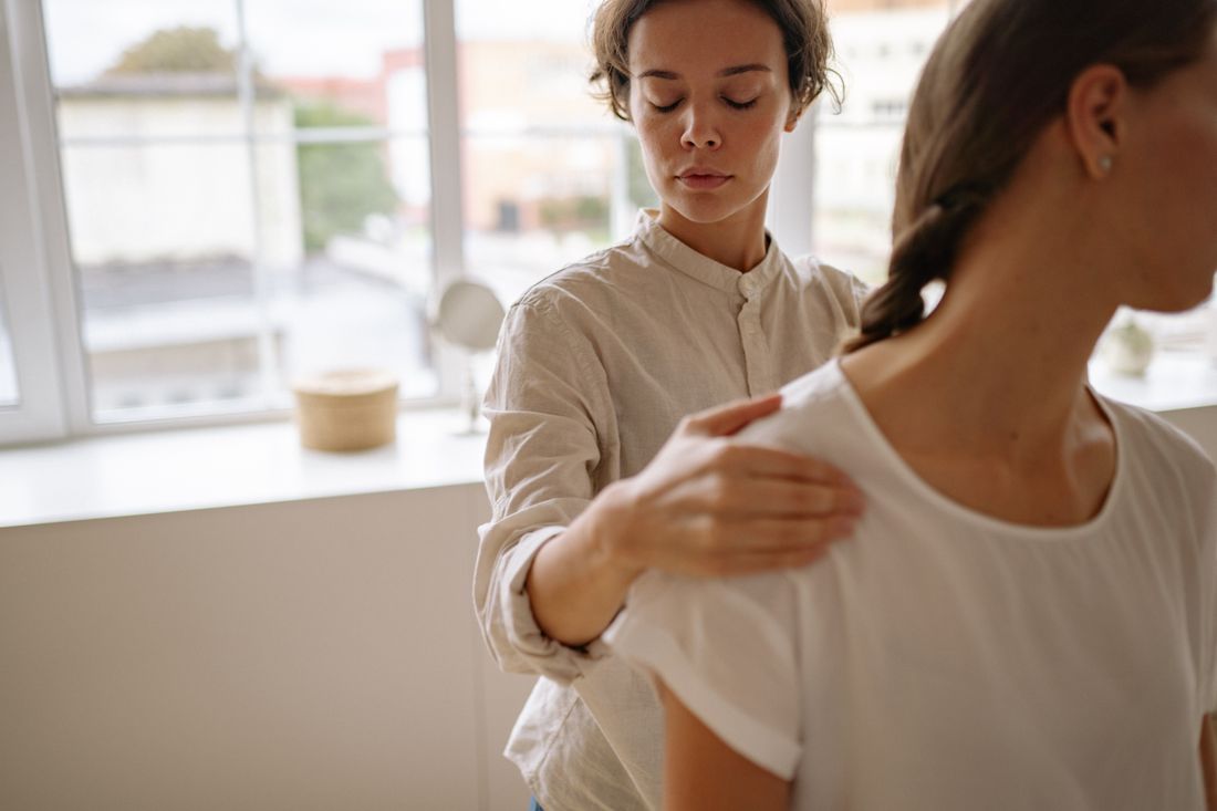 Physiotherapeutin behandelt eine Patientin