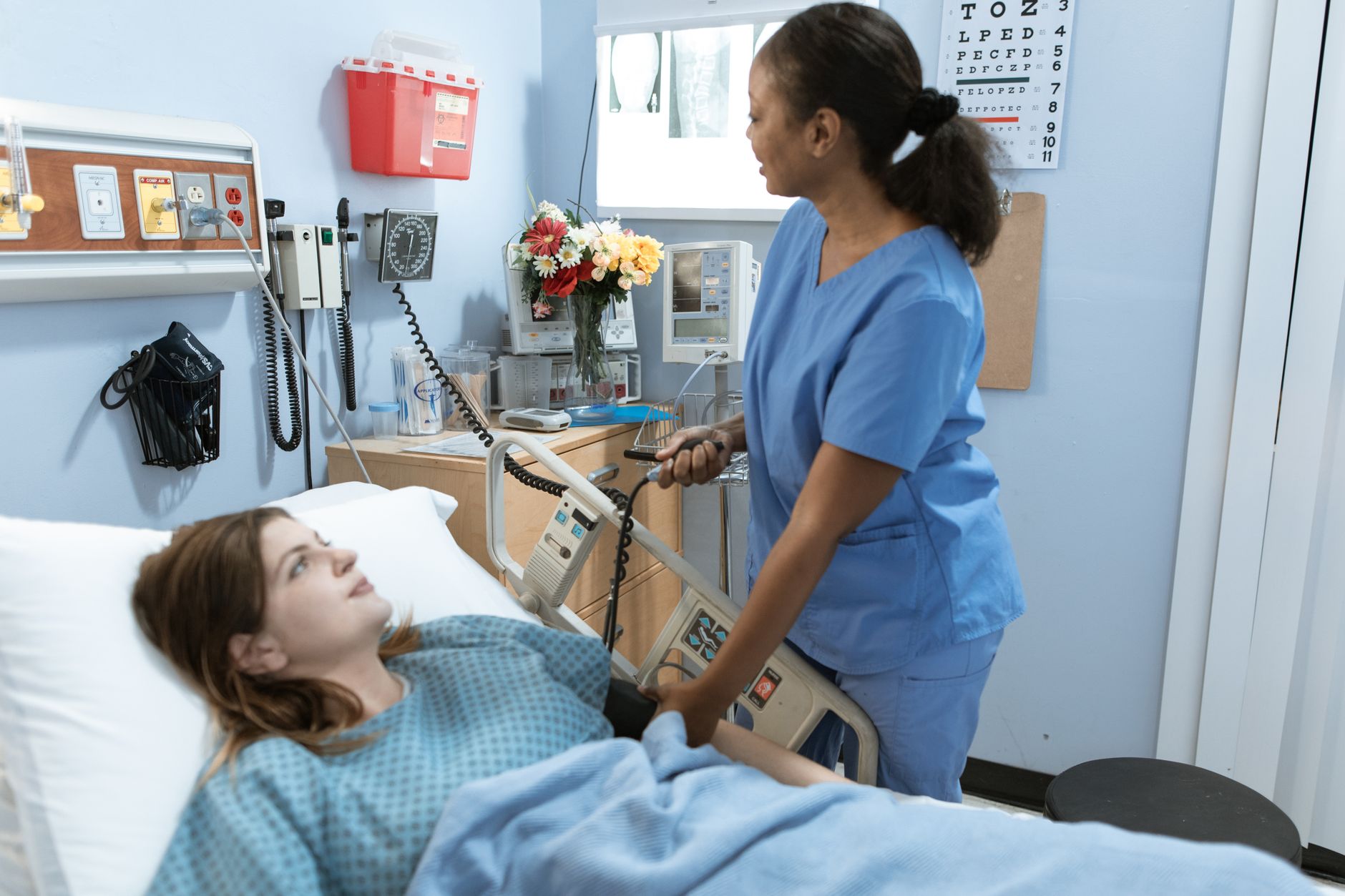 Infirmière au chevet d'une patiente
