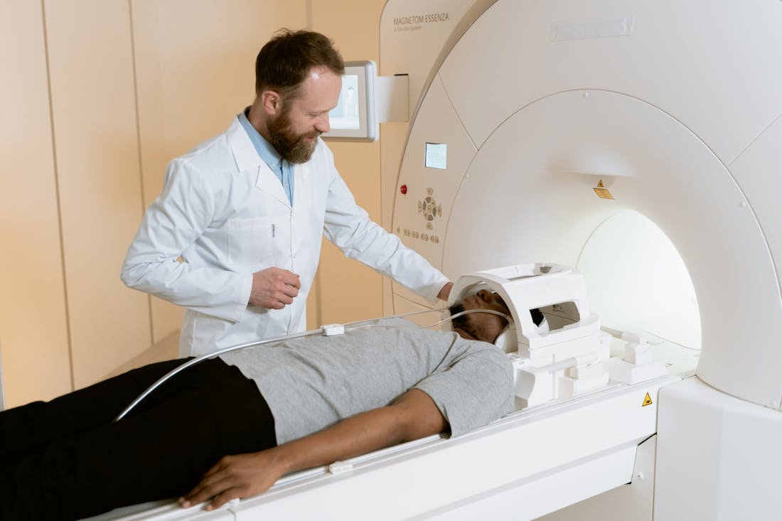 MT-R betreut einen Patienten am MRT